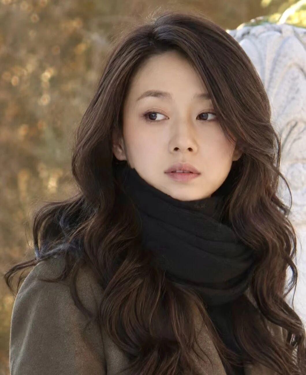 长发的马伊琍，罗子君的少女时期那一年，罗子君刚大学毕业，长发飘飘美丽自信，打算和