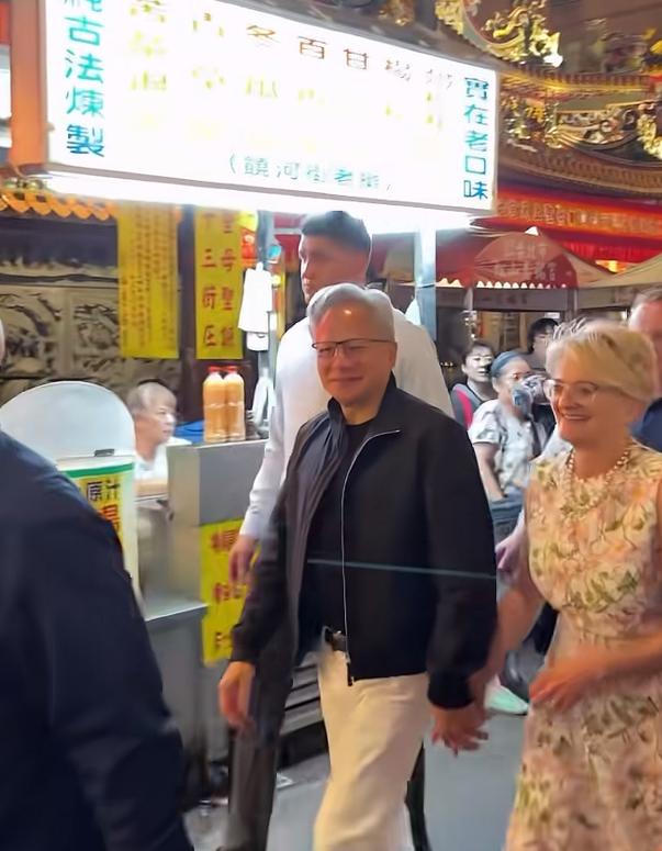 5月24日黄仁勋牵手妻子Lori在台湾省逛饶河夜市；从被拍到的画面来看，黄仁勋还