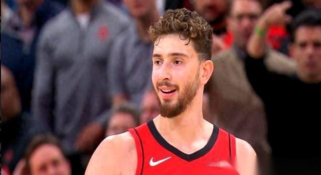 我跟你讲，阿门·汤普森这小子，就是个牲口。真的，不是人。第四节全队都快跑不动了