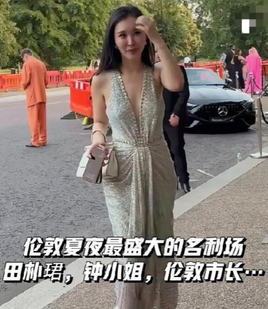王石老婆田朴珺出席伦敦夏夜名流派对，深V露肩的礼服让她格外的性感迷人。今年45岁
