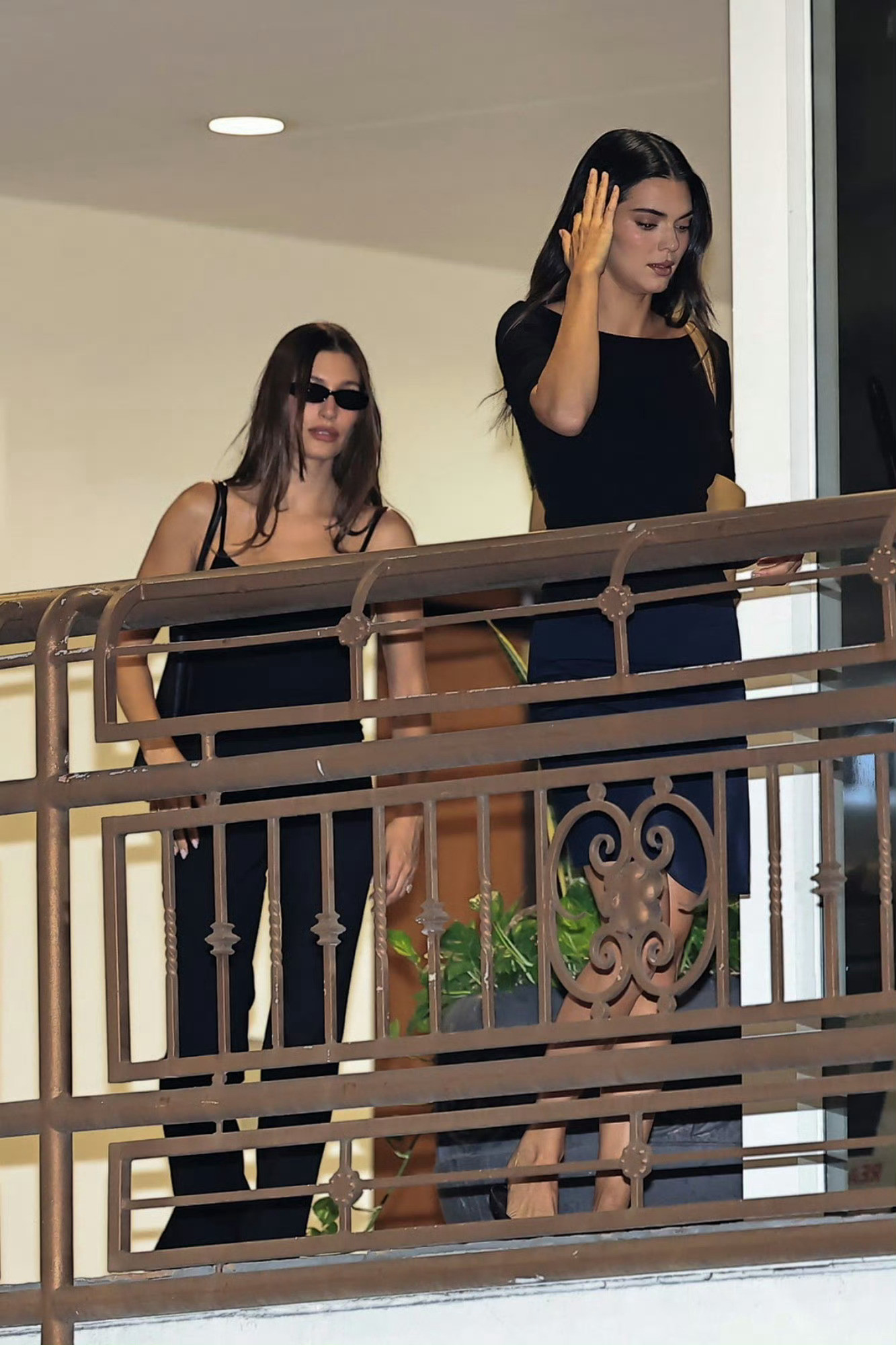 海莉HaileyBieber和肯豆KendallJenner一同现身洛杉矶的