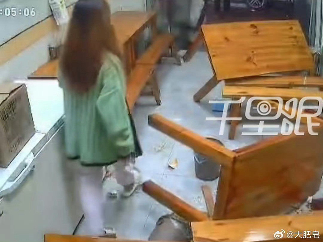 寻衅滋事，治安拘留。女子蹭完WiFi借钱被拒掀翻店家桌子