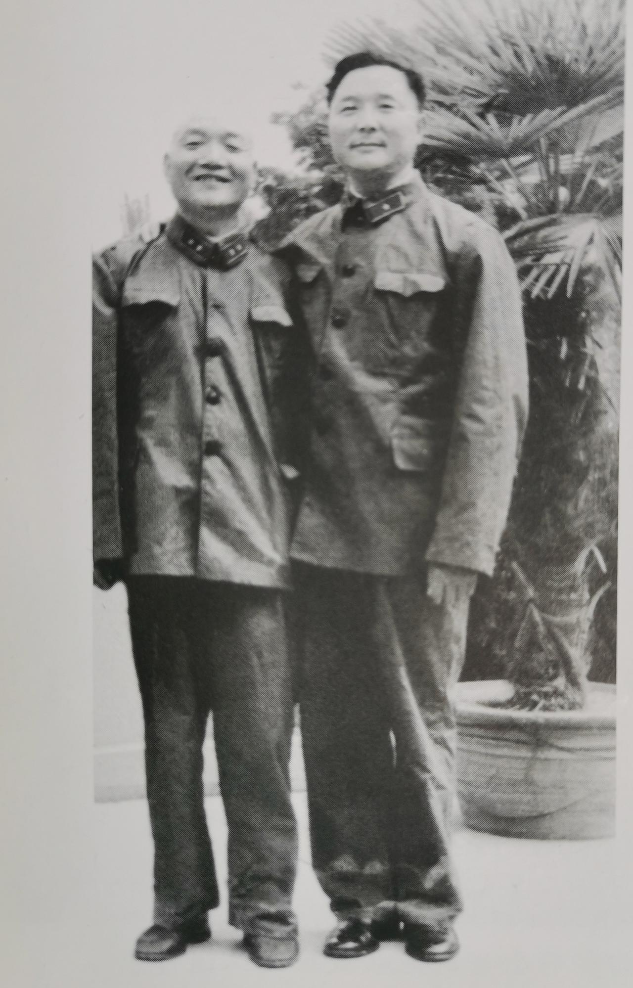 1964年两位老战友在军委炮兵大院合影。左边是开国中将孔从洲，当年是第二野战军特