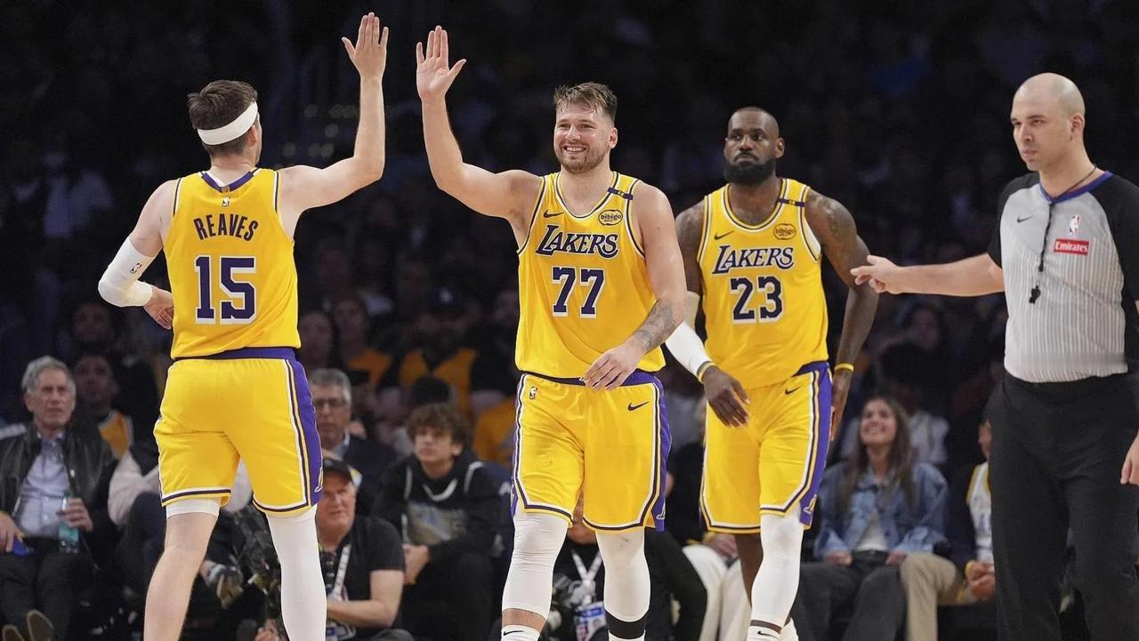 我有一种预感，湖人这个赛季后，詹姆斯会离开湖人，加盟独行侠，当初浓眉为了老詹来湖