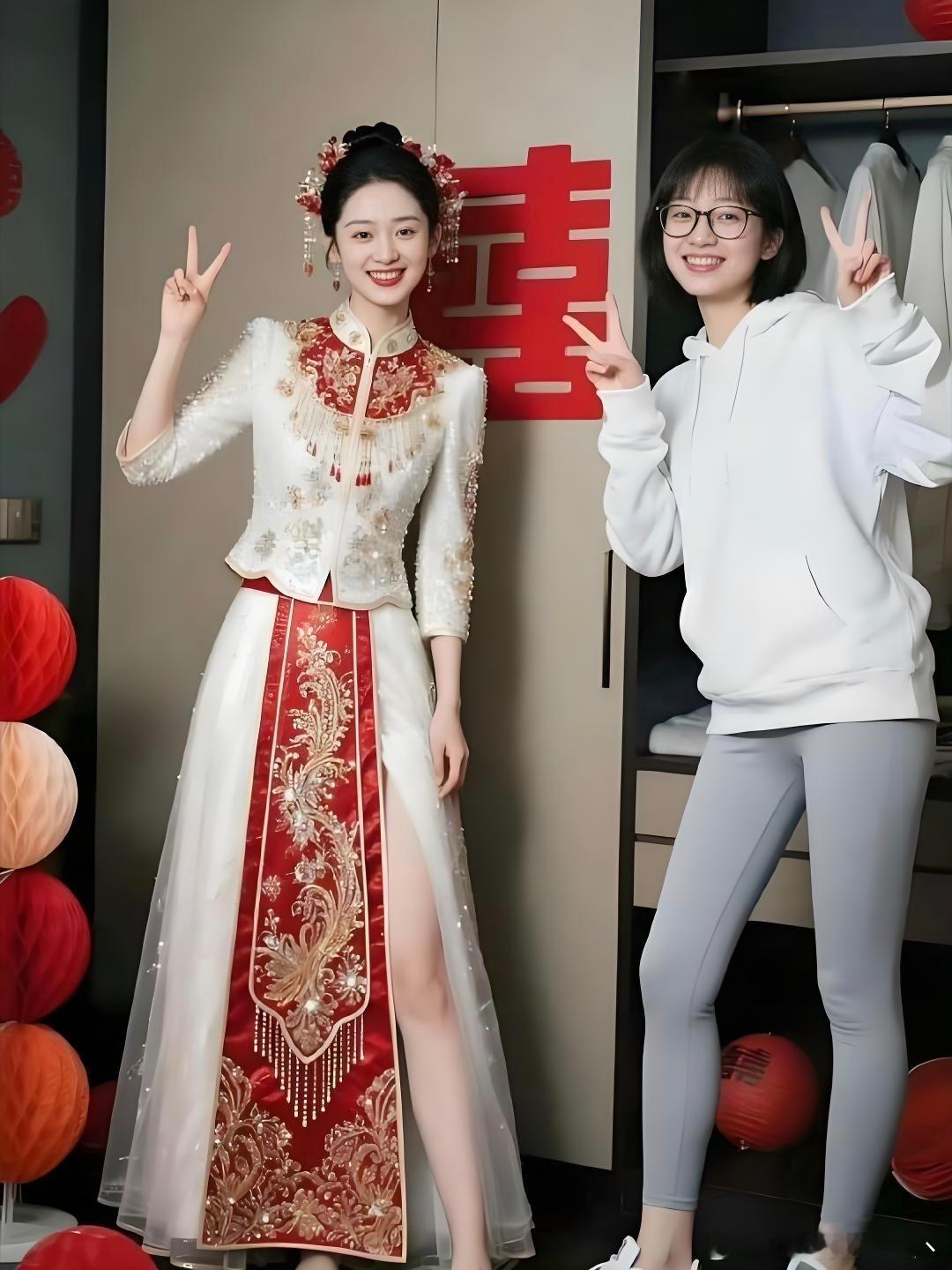 新娘很漂亮啊，但我更喜欢戴眼镜那个