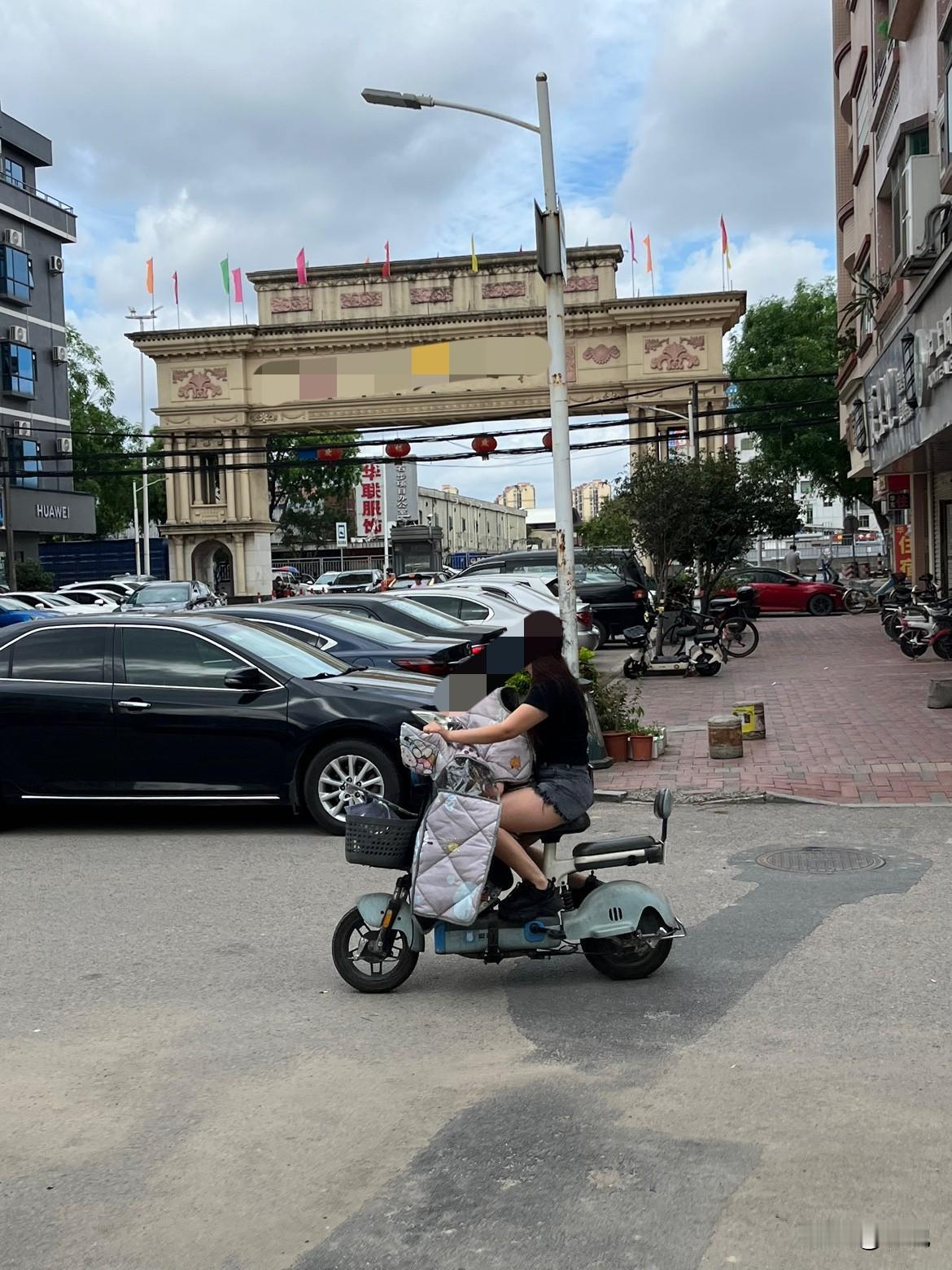 我发现，在东莞，出现这样一种现象：有些人怨恨不平因为马路边、人行道上停