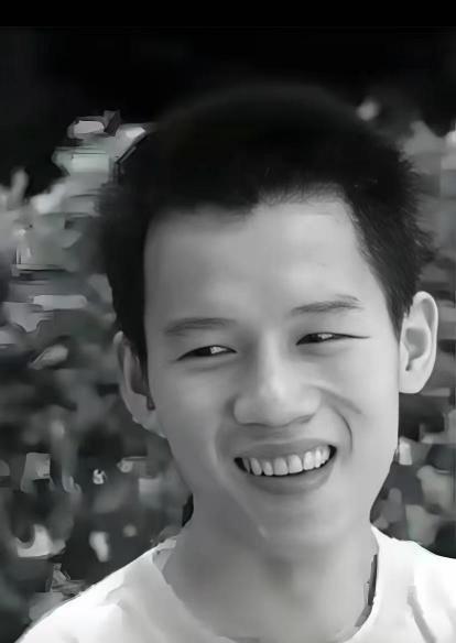 2003年的珠海，23岁保安冒死救下正在被三名歹徒侵犯的女教师，谁料，两年后，他
