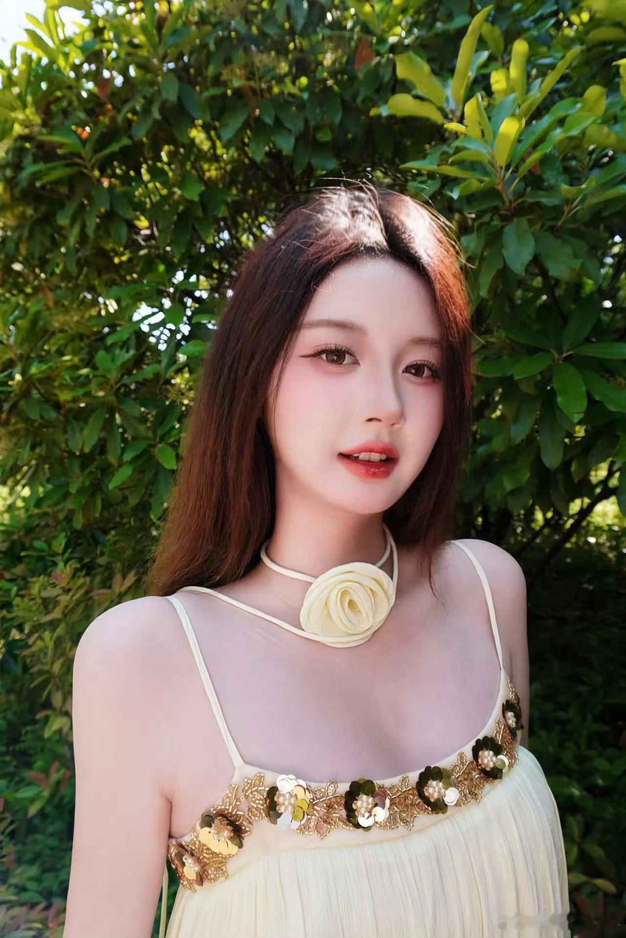 和好朋友们待在一起就是很幸福，也拍了好多美美的照片。午后阳光洒落，与朋友们漫步在