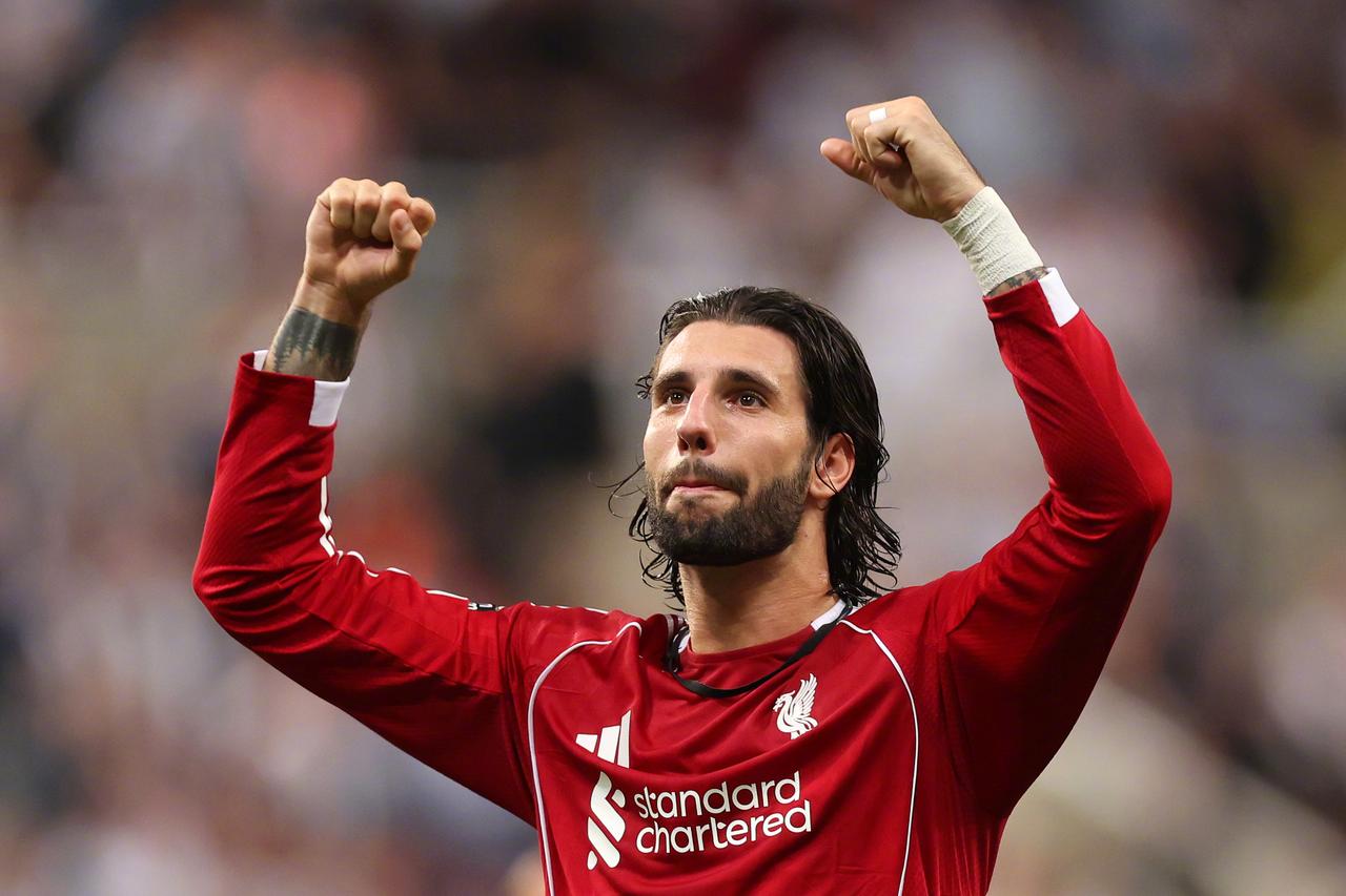 欧洲转会新闻！★画风突变！据称皇马高层认为维尼修斯近期遭到了主帅阿隆索的不公