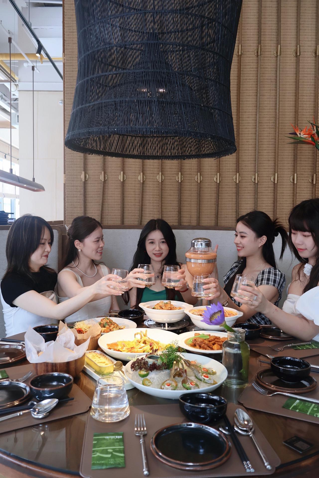 永不消失的十二个行业，第一个是理发，第二个是美容，第三个是餐饮，第四