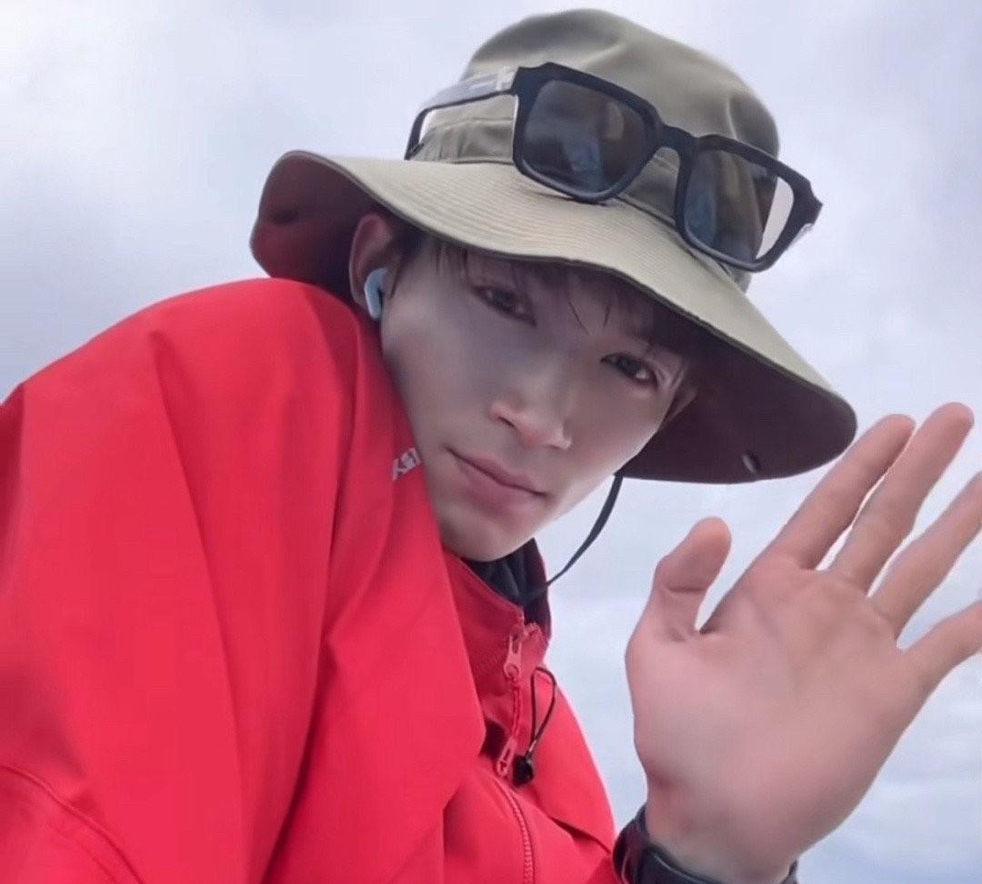 于正一个头两个大许凯，赵晴就算了王星越开直播一个人在那儿默默流眼泪，什么天大