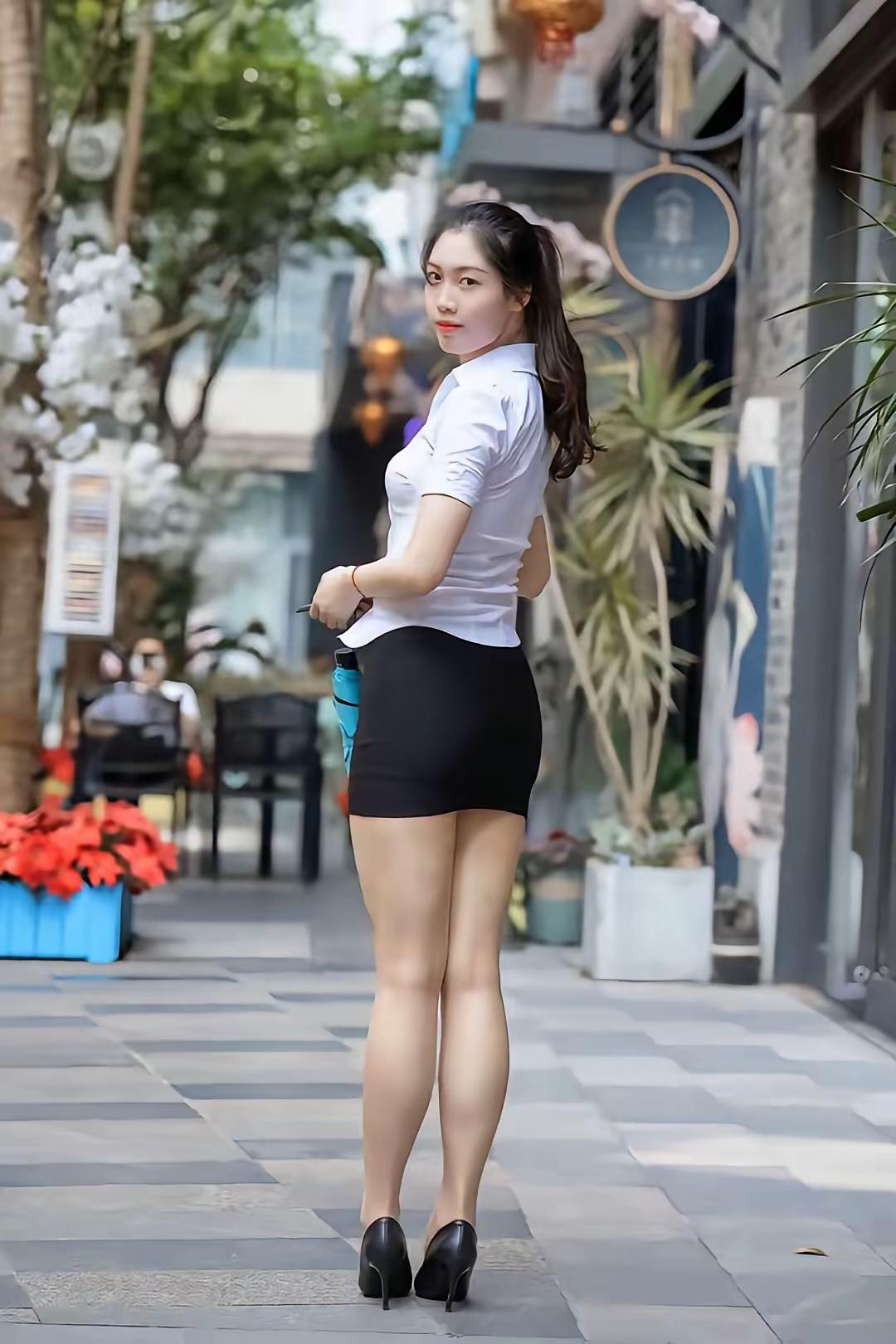 老婆问老公，你最喜欢我身体的哪个部位？老公想了想，说：“屁股。”老婆：“讨厌