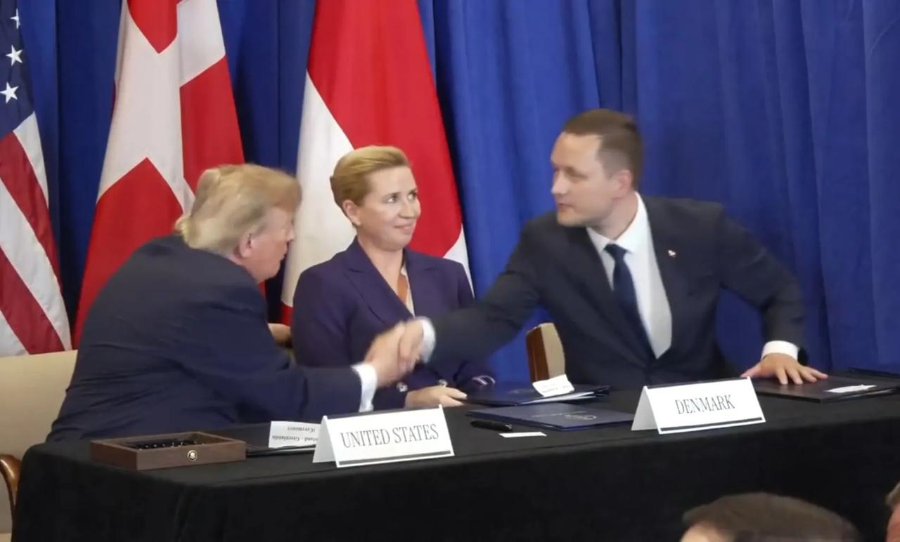 签了，展示了，强挤笑容了。丹麦女首相梅特·弗雷泽里克端坐中间，右手边是美国伟大