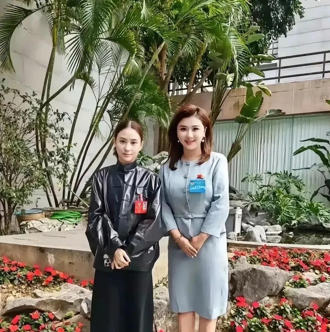 刘亦菲和何超莲两位大美女同框惊艳大家了，刘亦菲就是漂亮甜美洋气韵味十足，皮肤白皙