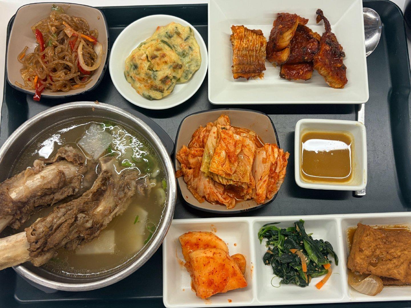 韩国三星食堂的午餐这个标准感觉怎么样？[思考]​