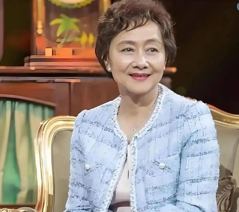 75岁，手握正师级退休待遇，拿过金鸡奖的黄梅莹，直挺挺倒在病床上。病房里静得吓人