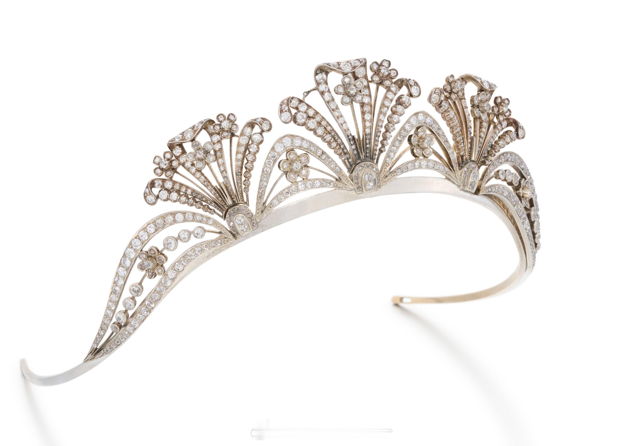 珠宝约制作于上世纪早期的钻石王冠，由三枚放射状的羽毛胸针组成，羽毛饰以花卉图案