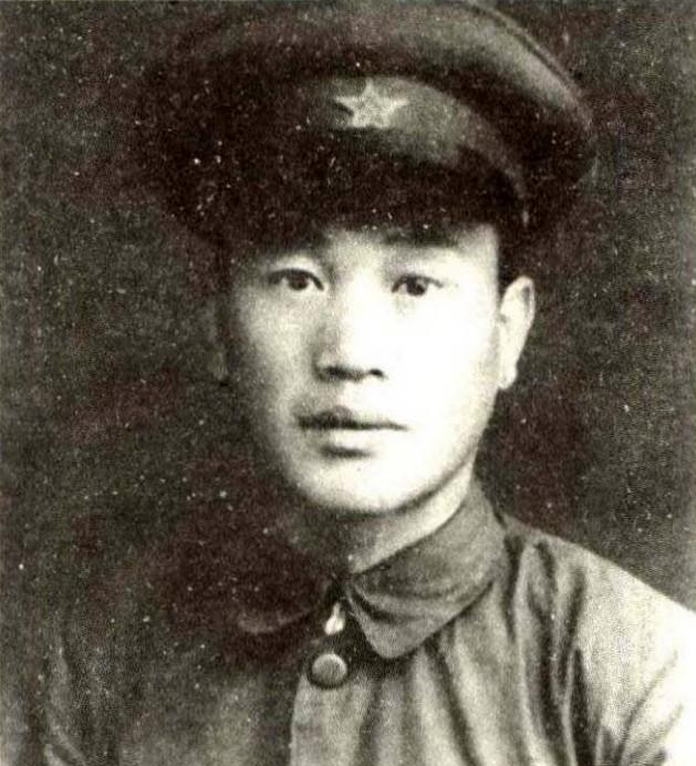 1953年，二炮手张立春运送弹药时，遭到了敌人飞机的紧逼轰炸，他架起机枪疯狂扫射