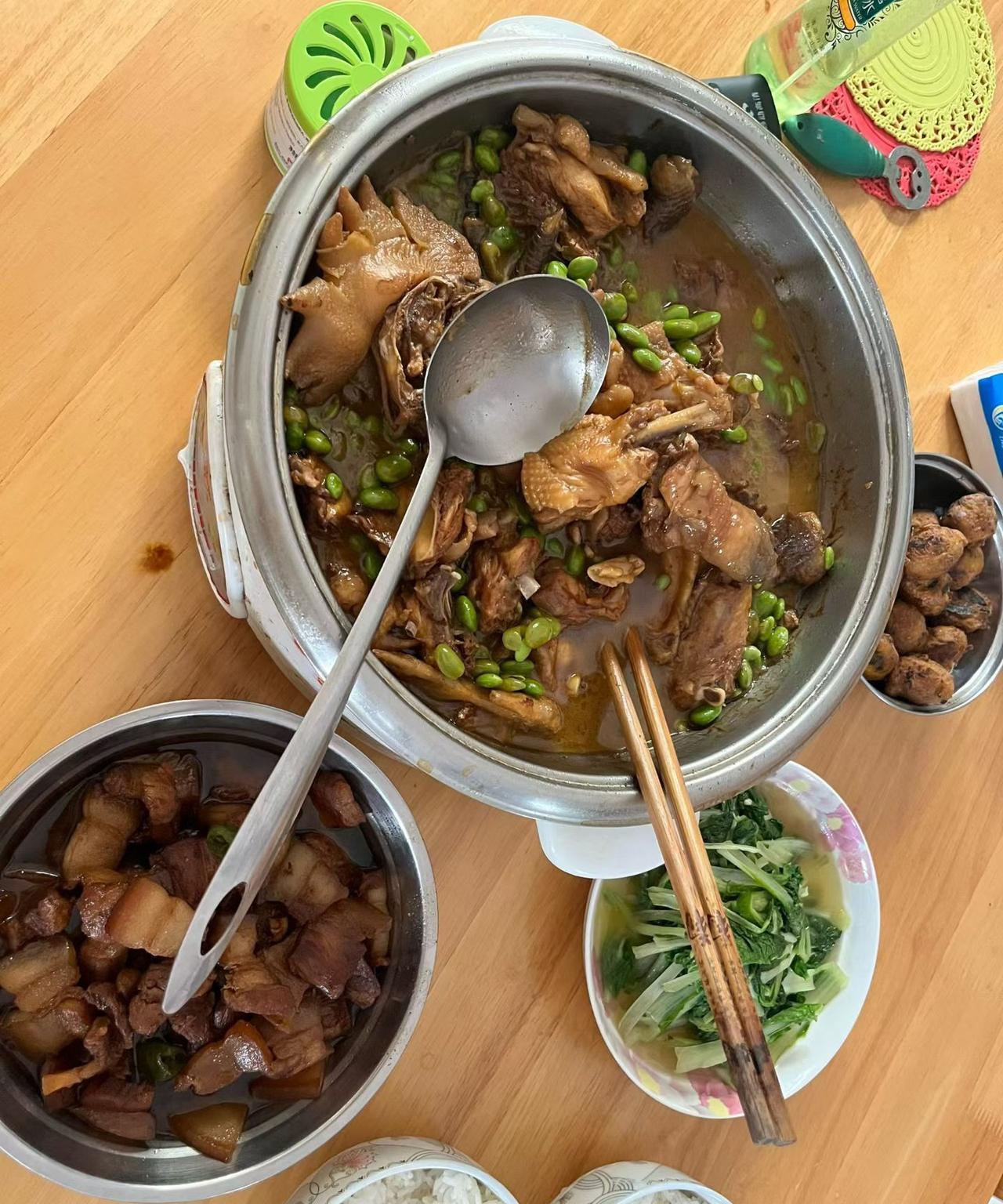 来儿子家带孙子，在也找不到爱说爱笑的我了，现在的我已经变成了哑巴，瞎子聋子