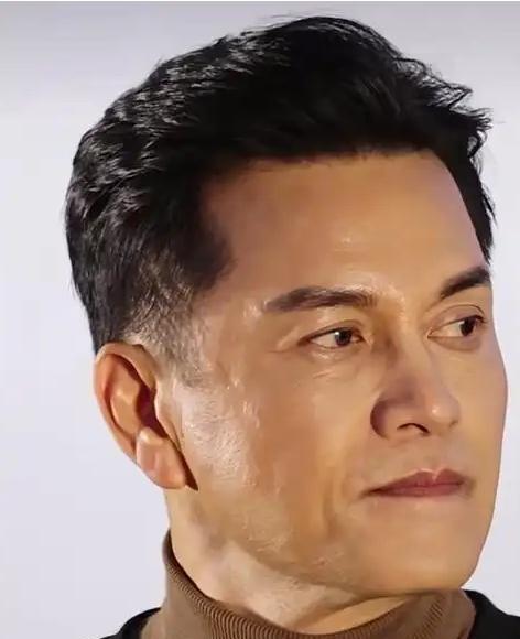 🌞1996年，吕良伟正准备迎娶邝美云，本以为得先和周海媚办个离婚。谁知他去