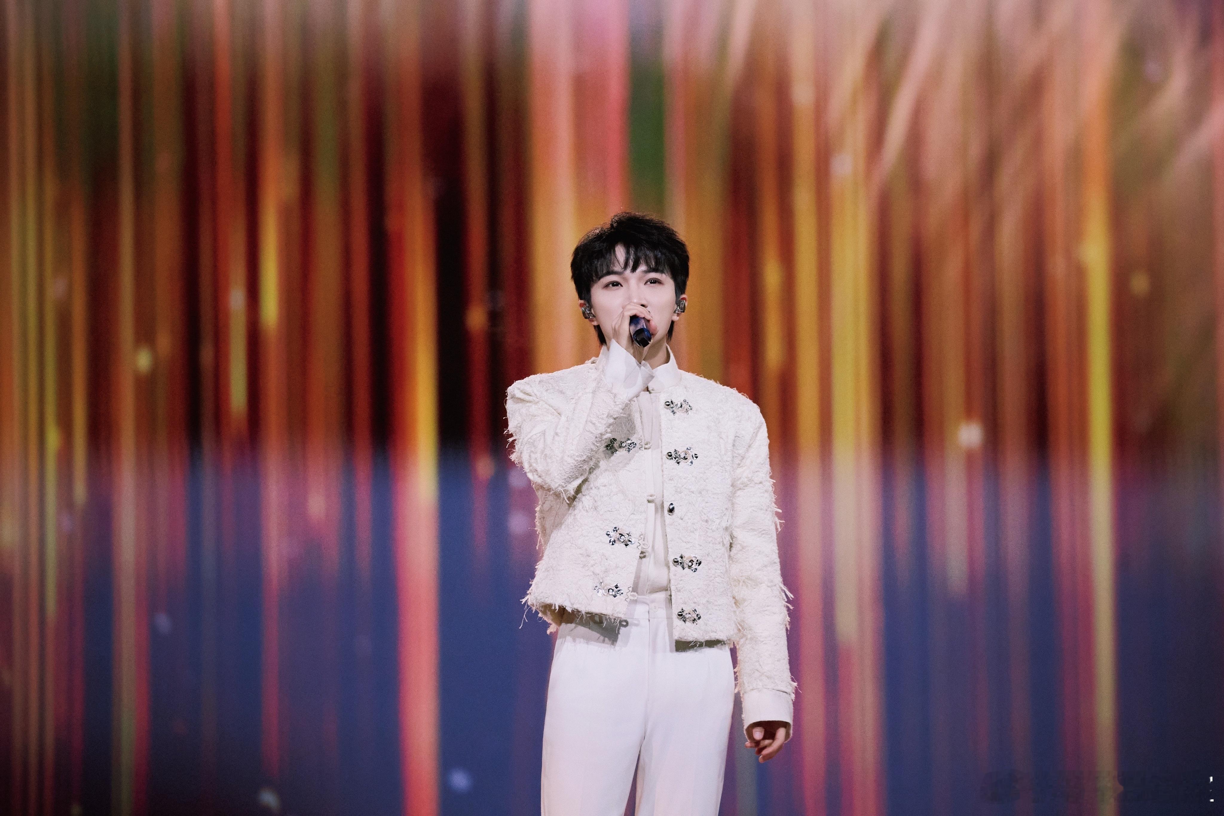 周深浮光吟唱把岁月唱成诗，又被周深的歌声治愈到了，果然跨年不能没有周深啊