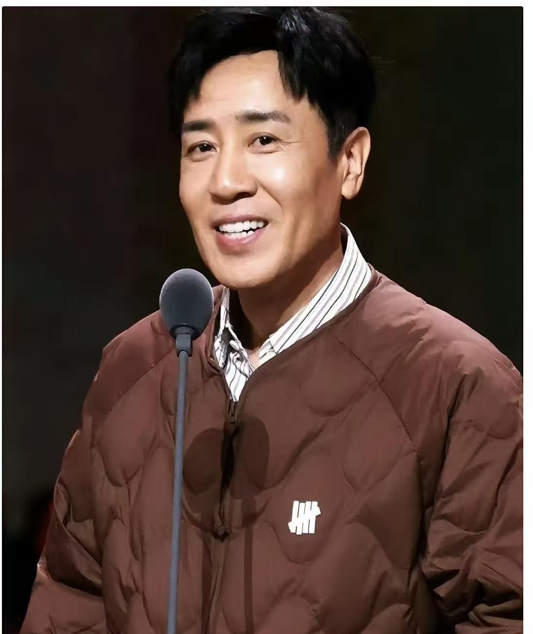 一觉睡醒是不是全网都知道了于和伟那件2300块的羽绒服，居然是波司登的！