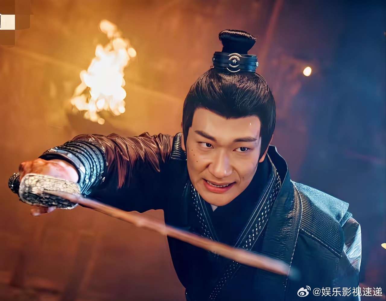 魏渠带魏梁回家的这一段确实是令人哭得稀里哗啦的不过魏渠有一个举动我着实不太理解​