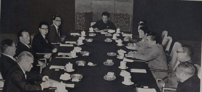 1970年，日本即将向中国履行1200亿美元的战争赔偿款，毛主席却大手一挥：这钱