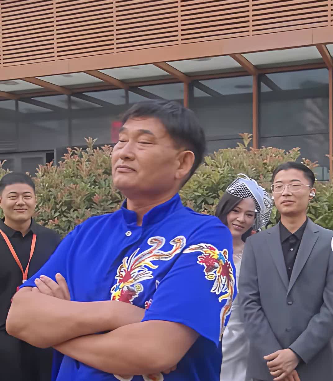 带声卡唱歌的网红郭有才想借大衣哥再火一把，看大衣哥表情是看不惯郭有才的炒作？