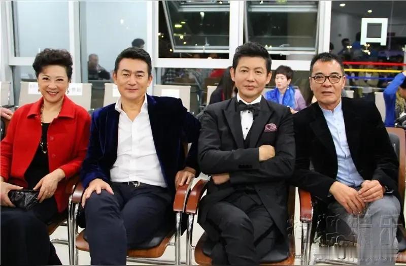左边的是演员王馥荔，右二是主持人程前，这张珍贵的后台合影汇聚了王馥荔、李洪涛、程
