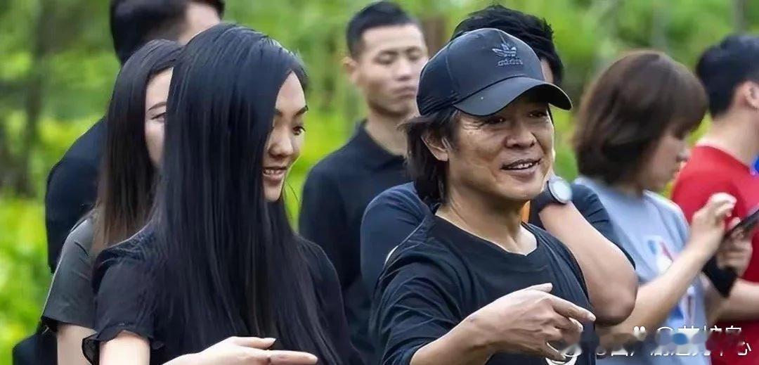 李连杰在教女儿练太极，父女俩长的太像了，尤其一笑那个神态。