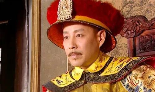 1697年，康熙亲征噶尔丹，粮草却被烧了。随行囚车中的纳兰明珠，咬了一口手中的窝