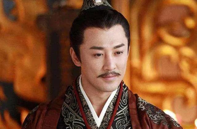 公元前91年血案过后两年，长安城东南，一辆马车停在荒地上。下来个白发老头，七十