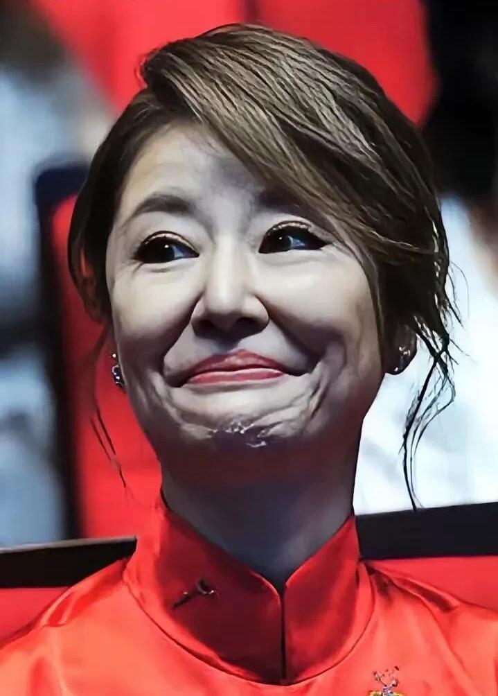这才是40多岁女明星真实的样子，现在打扮和气质跟网红一样了，看起来颜值跟以前下