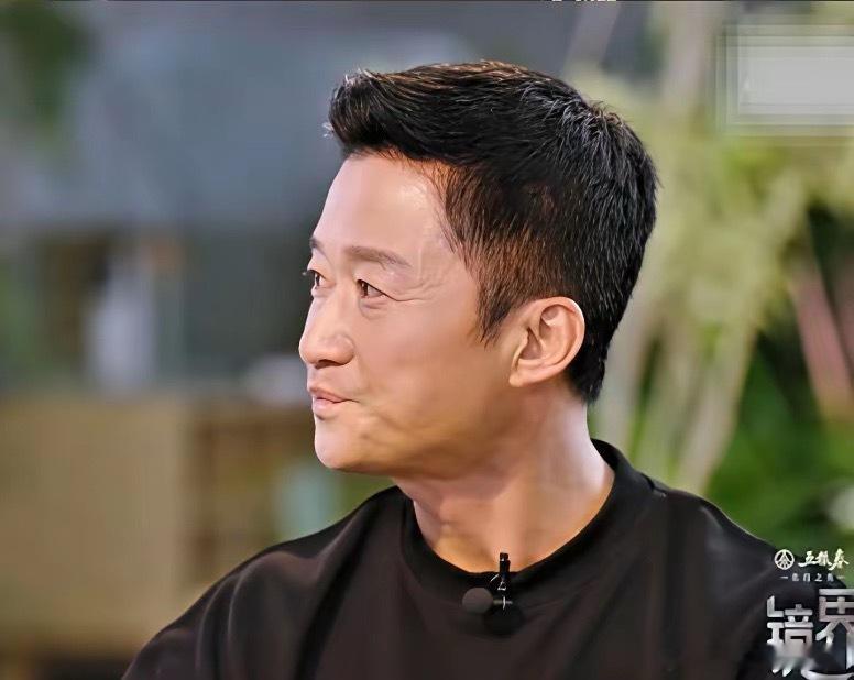 吴京，红了眼眶！2月23日，吴京一段采访视频曝光，没想到一个问题就让他懵了，愣神
