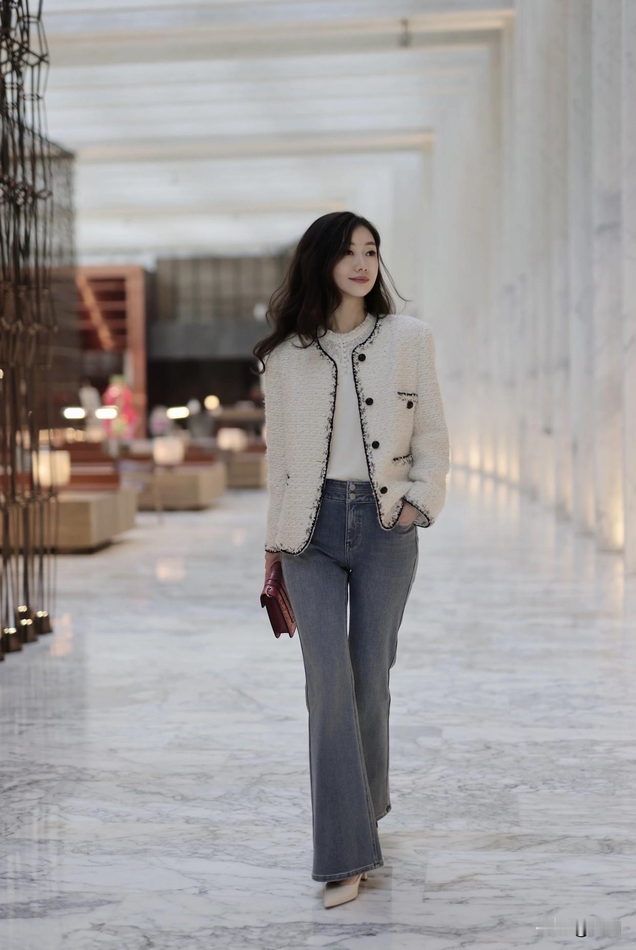 职业装该如何穿出时尚感白色毛绒外套搭配直筒牛仔裤，复古又松弛。黑色外套如刚出炉的