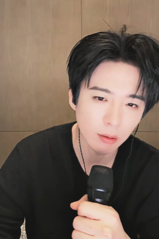 刘宇宁直播中突遭私生电话骚扰，当场错愕反应引发热议在近日一场与粉丝的日常直播中