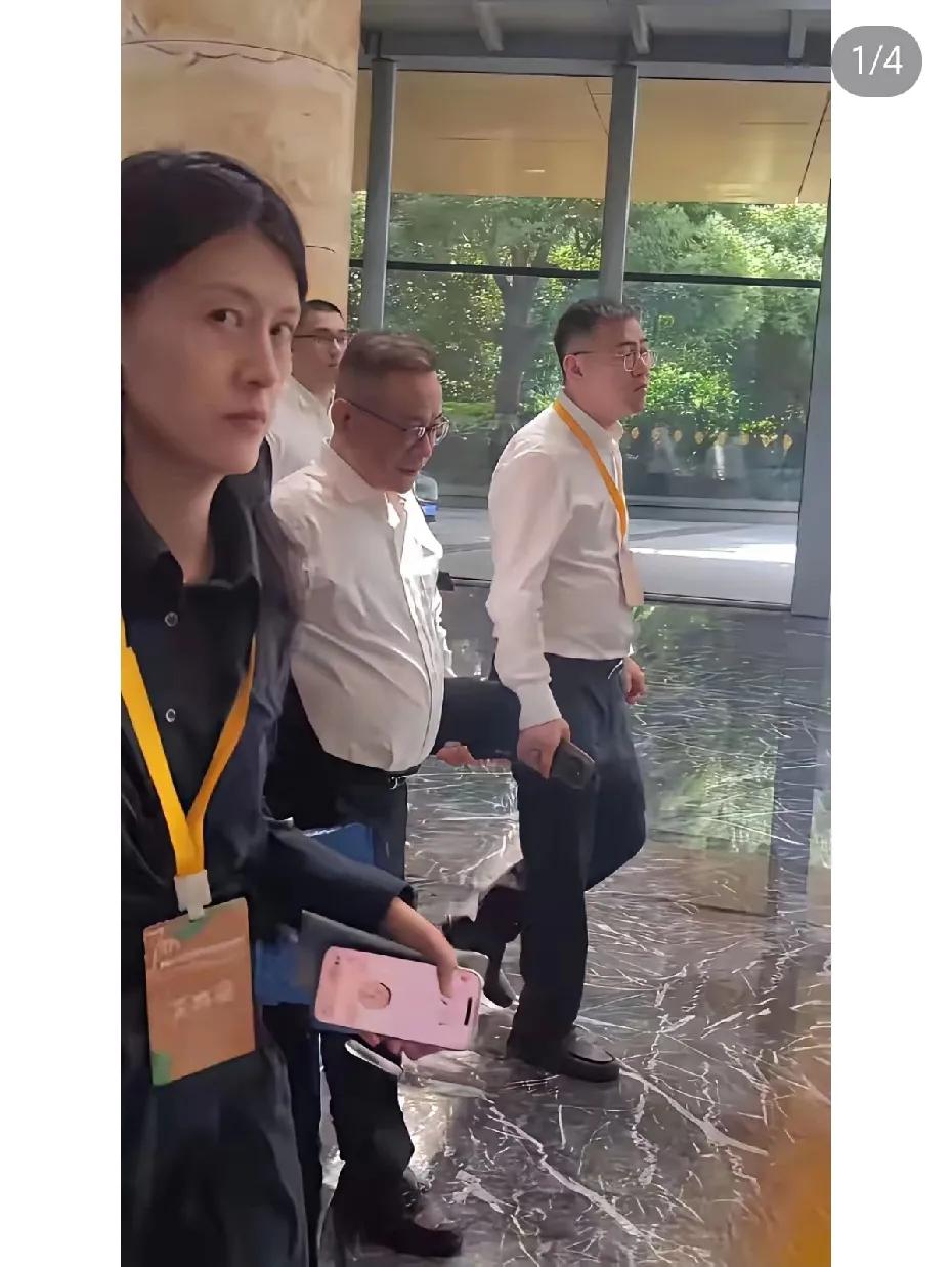 路人偶遇刘强东，喊了声“东哥”，刘强东微笑回应。旁边的女士却面露难色，眼神凌厉。