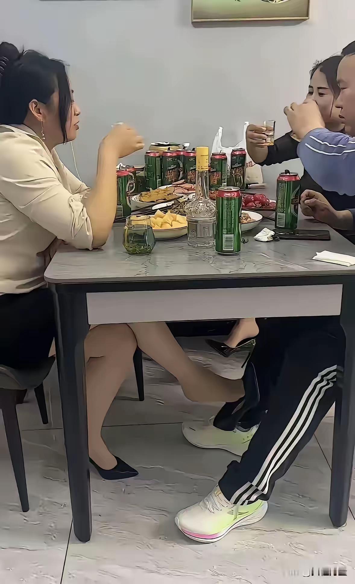 大家觉得图中三人是什么关系呢？看看这个背景，结合桌子和椅子的情况来看，这个地方