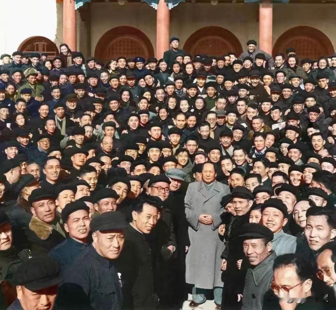 绝非摆拍！看群众表情就懂，毛主席和人民真的心连心别再说这是摆拍！老照片里百