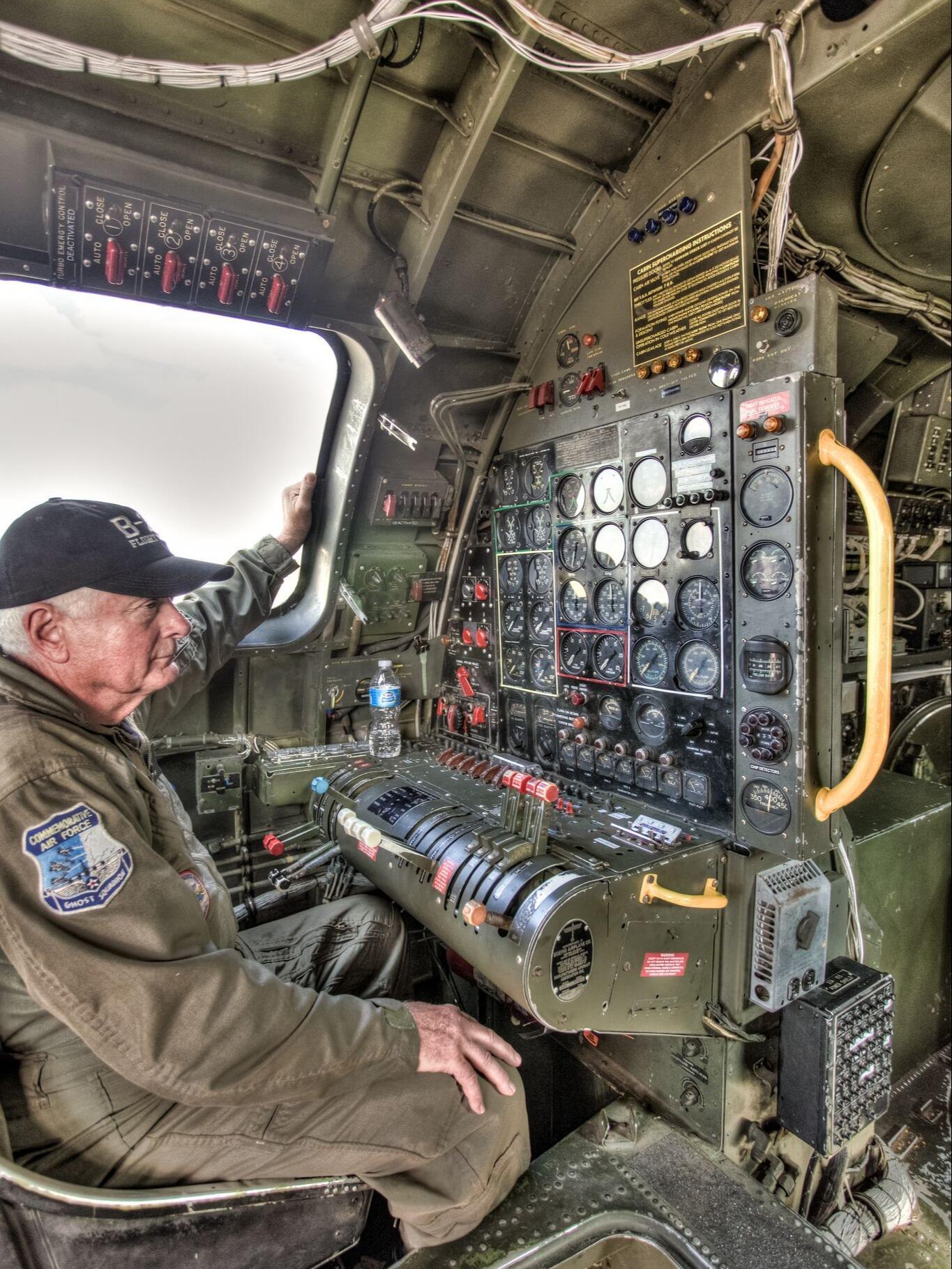 谁能猜出这架老古董是什么飞机？