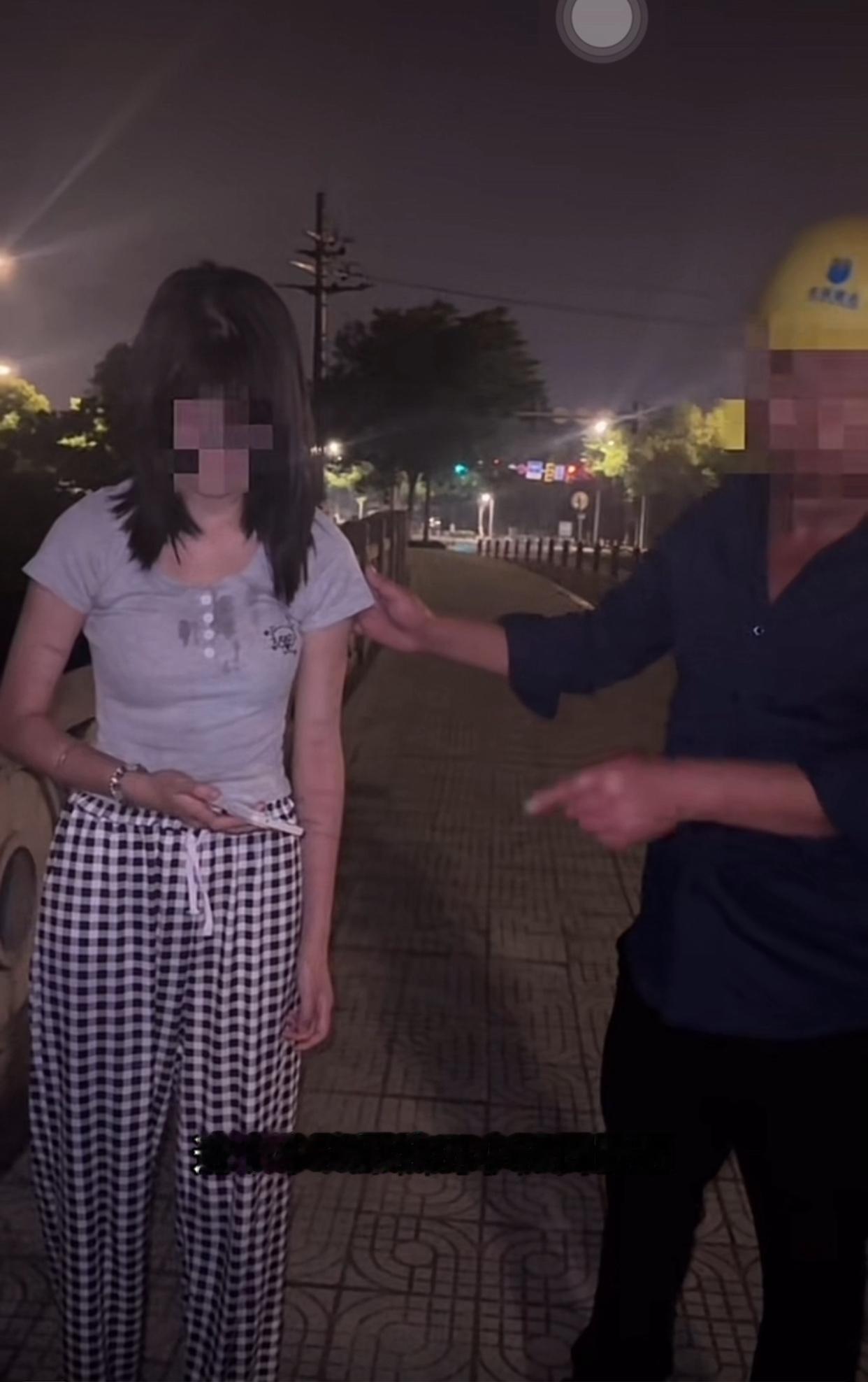 近日，浙江嘉兴，一位网友晚上下班回家，在一座桥上偶遇一位大哥拉着一位姑娘，姑娘一