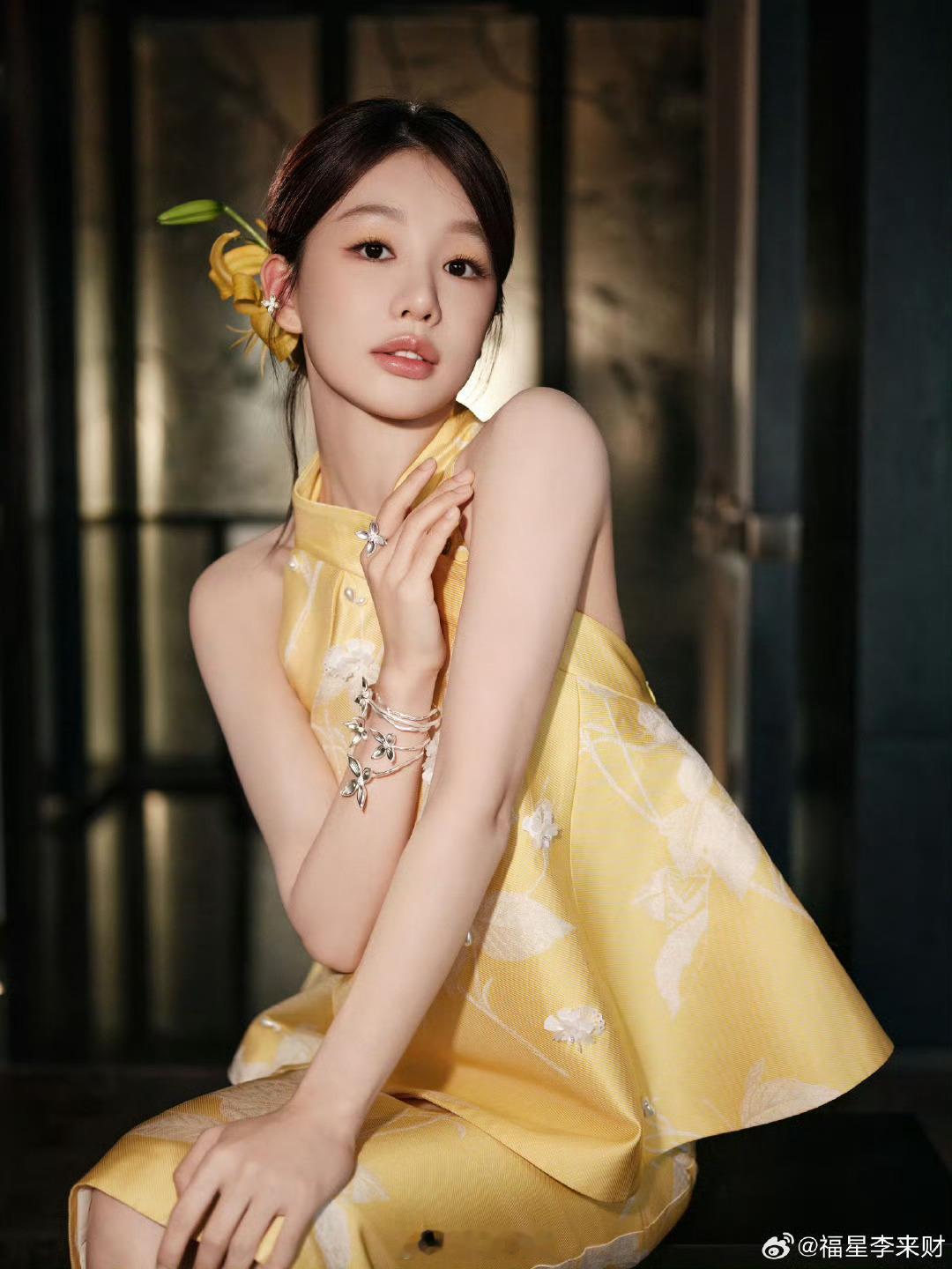 徐梦洁这几下够我学一辈子徐梦洁的新中式造型美成一幅画！黄色花花裙搭配精致花饰，