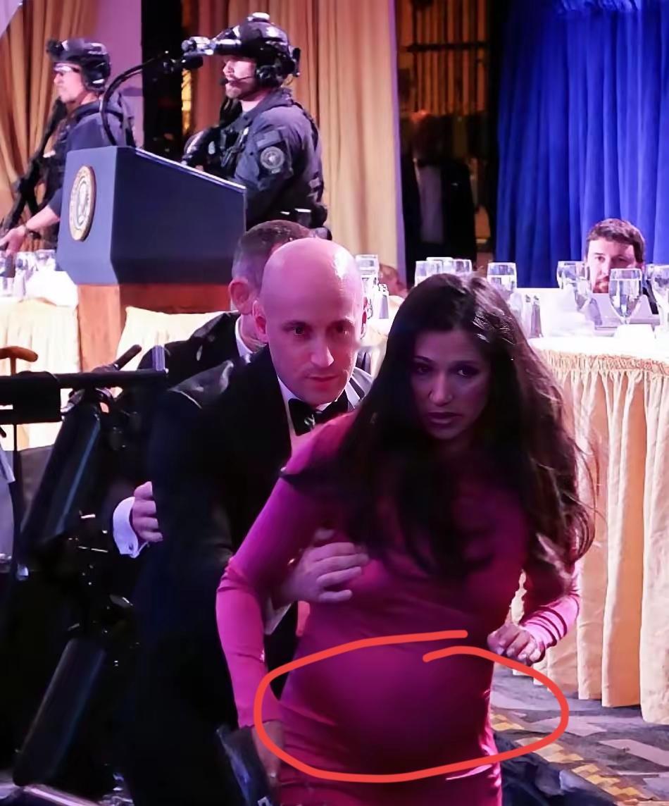 枪声一响，白宫硬汉秒变脸，这张照片将成为美国国土安全顾问斯蒂芬.米勒最大的污点。