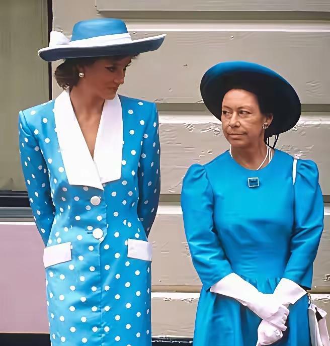 一对比，就知王妃和公主的区别了！看戴安娜和玛格丽特公主，就知一二了！一个是被