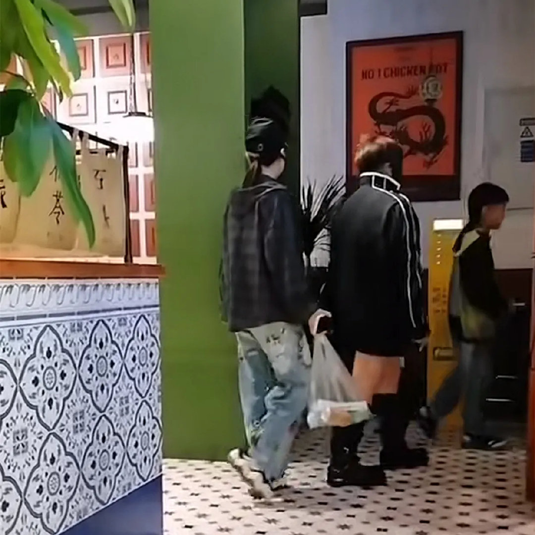 德云社董事长王惠被网友偶遇，穿着低调人明显瘦了，郭汾阳跟着未见郭德纲同行！​