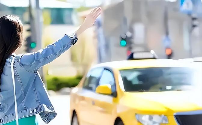 🐼为什么大家现在宁愿等网约车，也不坐出租车？很简单，因为现在的出租车，已经