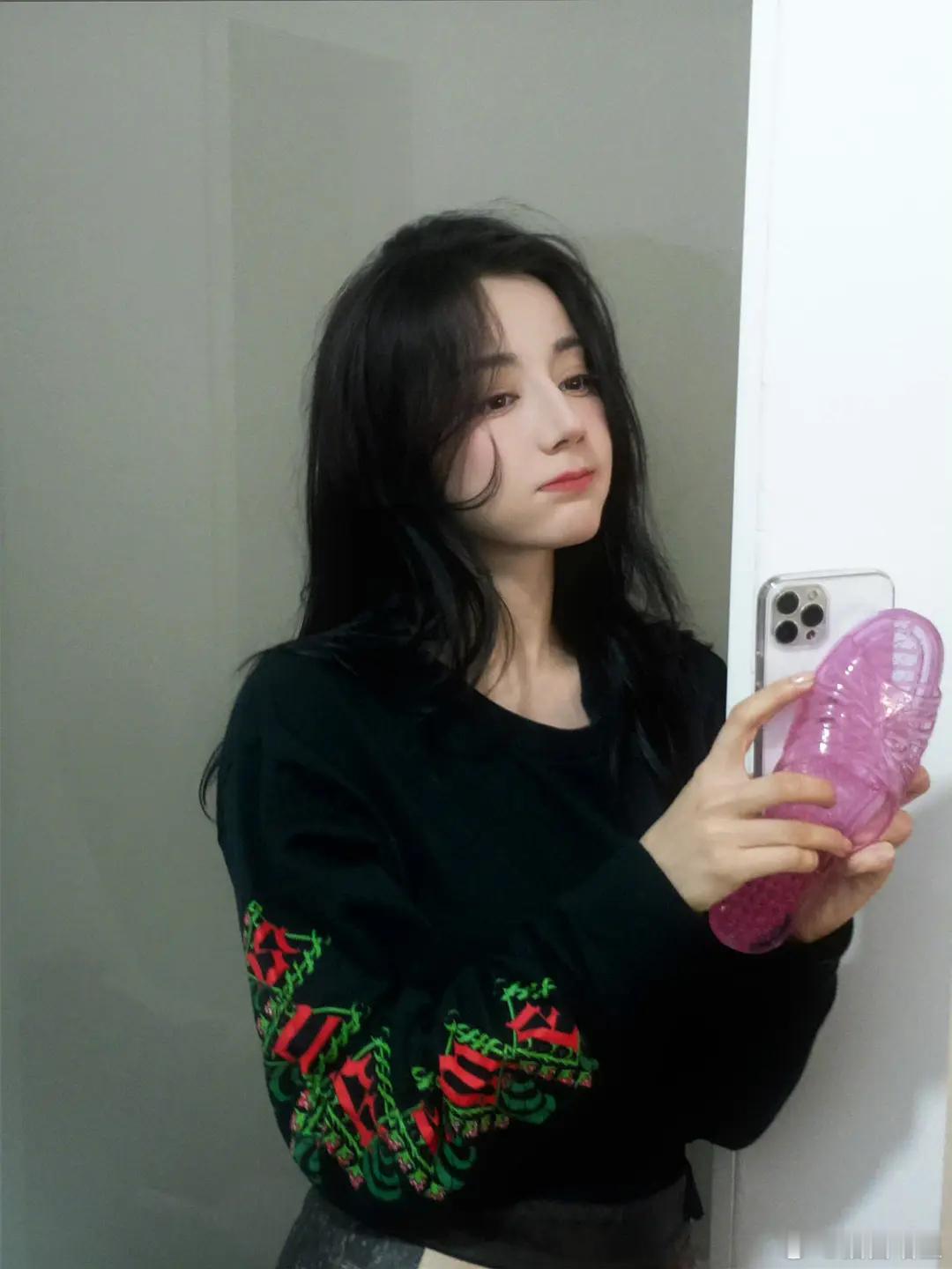 迪丽热巴这是要走抽象道路了？