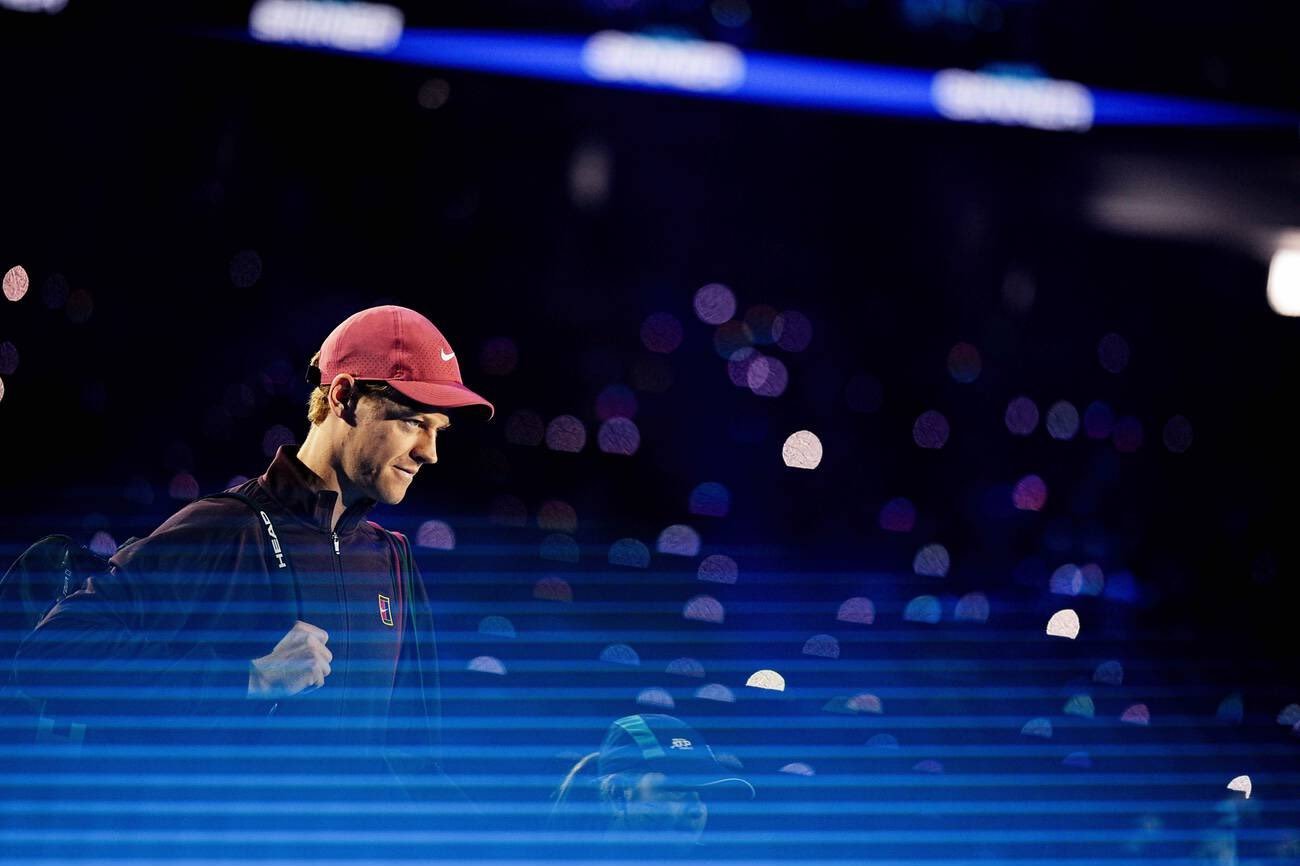 ATP年终总决赛男单半决赛，辛纳以7-5/6-2的比分完胜德米纳尔，与后者的13