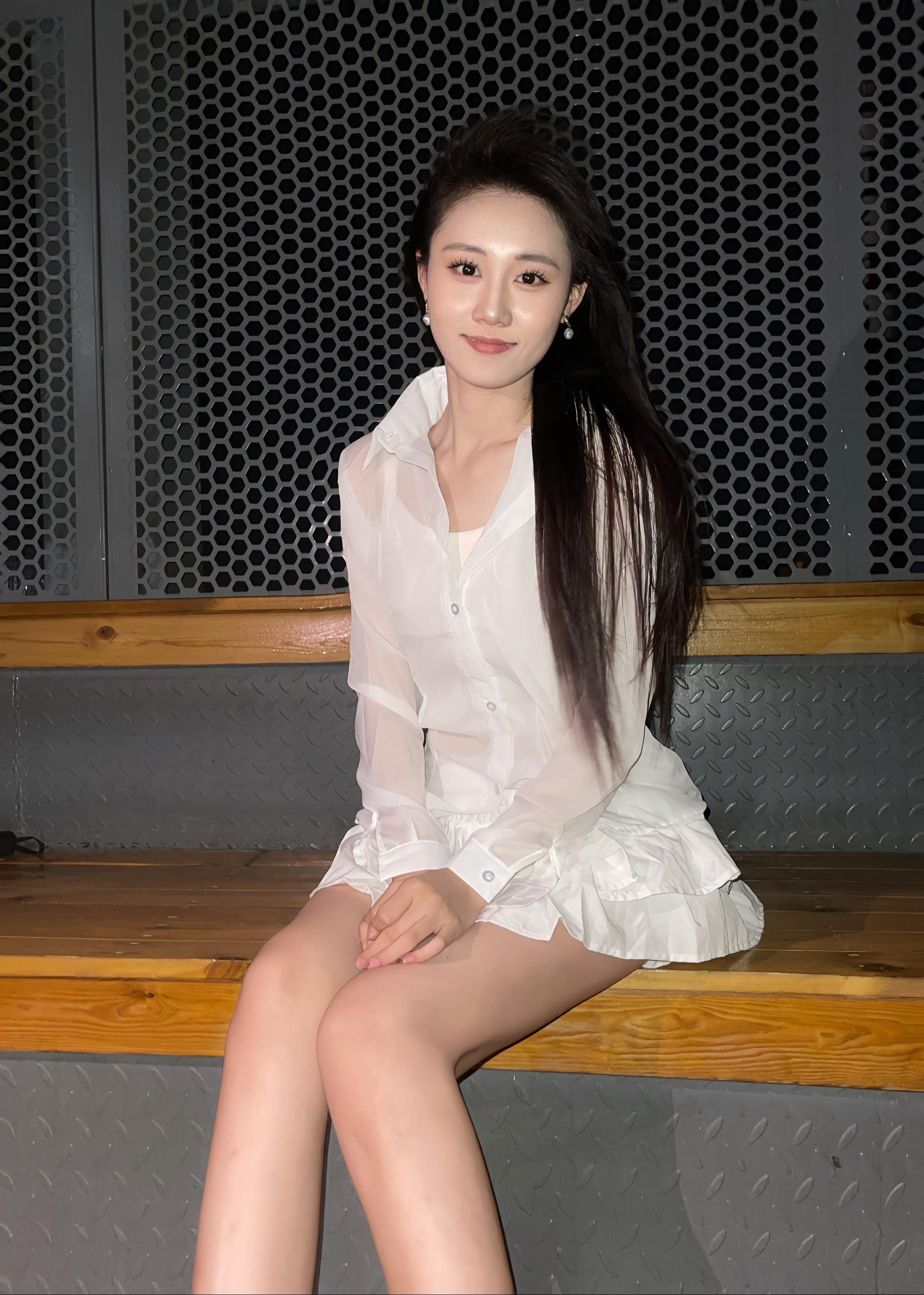 媚 明媚的媚 妩媚的媚. 你知道我想听什么 就那两个字 .